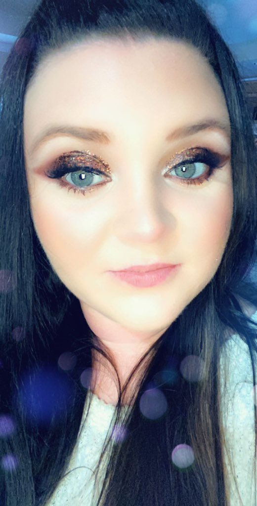 TaylorUsry2's tweet photo. Smokey eye 

@JeffreeStar Palette 
@ForteSkin relentless serum
@elfcosmetics putty primer eyebrow pencil camo 
@wetnwildbeauty eyeliner bronzer foundation 
@YaniJCollection glitter 
@LoveshyLondon setting powder and spray 
@kyliecosmetics blush
Lip gloss https://t.co/E9nJCkDm6y