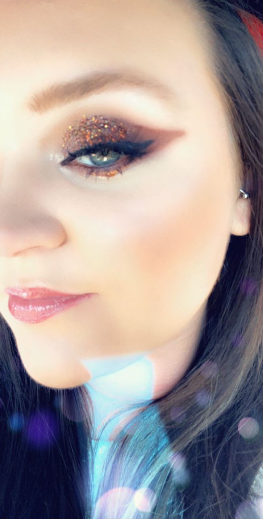 TaylorUsry2's tweet photo. Smokey eye 

@JeffreeStar Palette 
@ForteSkin relentless serum
@elfcosmetics putty primer eyebrow pencil camo 
@wetnwildbeauty eyeliner bronzer foundation 
@YaniJCollection glitter 
@LoveshyLondon setting powder and spray 
@kyliecosmetics blush
Lip gloss https://t.co/E9nJCkDm6y