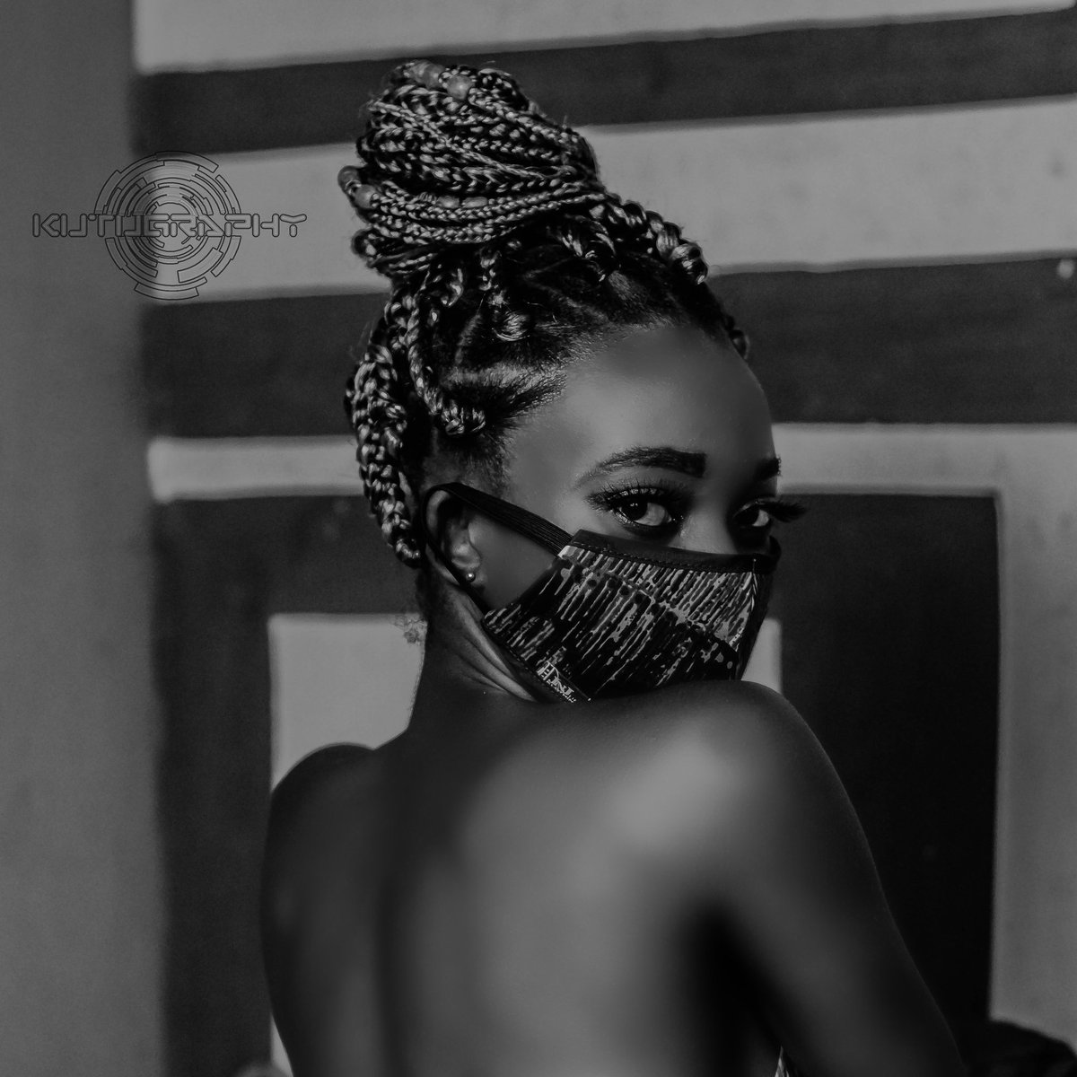 niiaryee's tweet photo. 📷 @niiaryee 
Model: mgg19_dreen_bryanne 
Mask by: jnjlifegram 
#ghanafashionmagazine #art #instagram #kutugraphy #500px #newyork #nikonphotography #Ghana #gurushots #mask #model #ghphoto #ghanaphotography… https://t.co/mKVYLHIyBD https://t.co/xez4xWajgV
