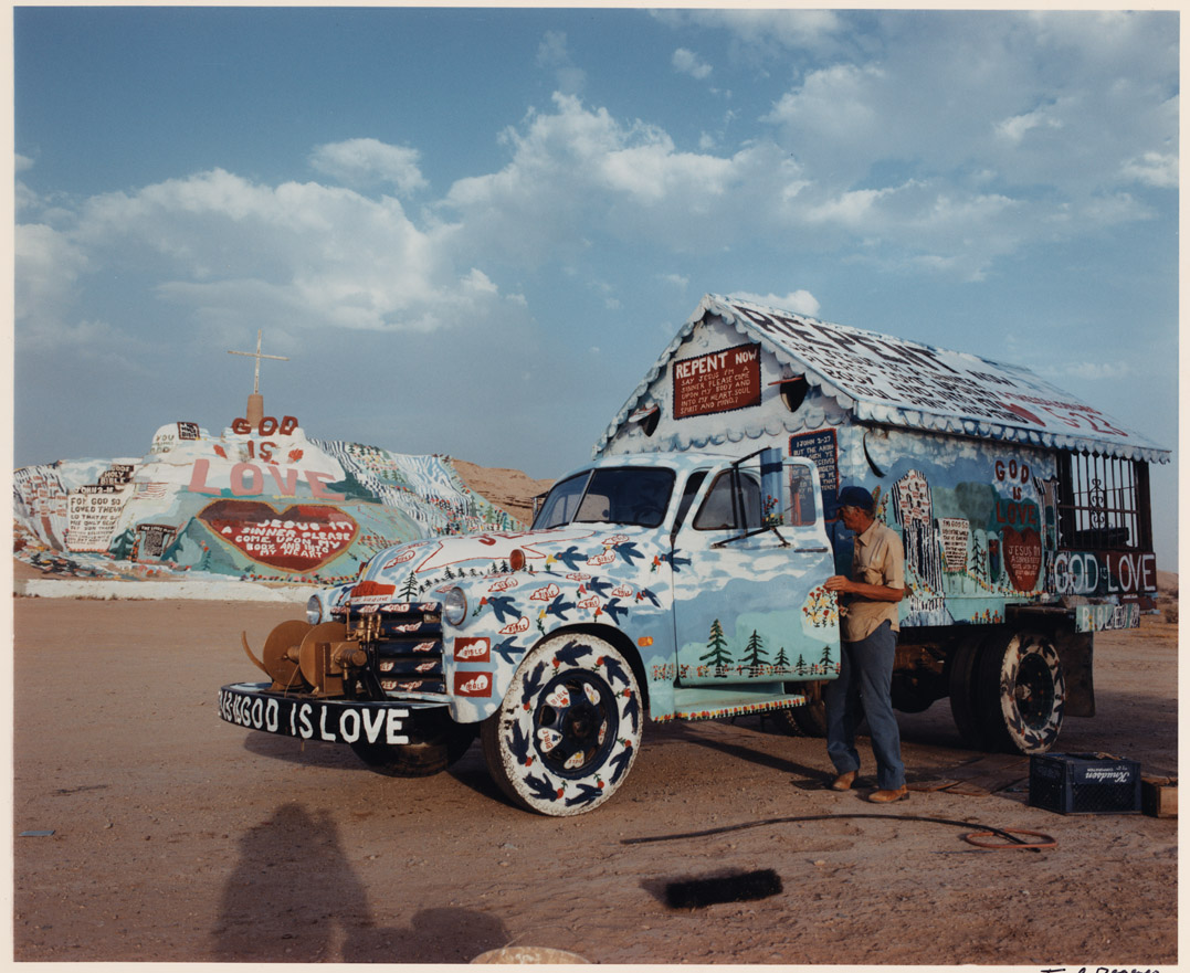 RawVisionMag's tweet photo. #LeonardKnight created his #SalvationMountain in #Calipatria, California, from hay bales, house paint, window putty, adobe, and anything else he could salvage.
https://t.co/zYt36Y7Mio
#outsiderart #outsiderartist #selftaughtart #selftaughtartist #artenvironment #rawvision https://t.co/4x9MnkTUs9