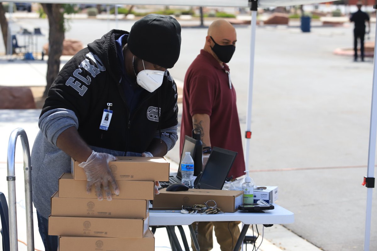 ClarkCountySch's tweet image. Ensuring students get the necessary tools needed to learn. Chromebooks were distributed today at @cspringsnlv to nearby elementary schools. Teamwork! @SuptJaraCCSD