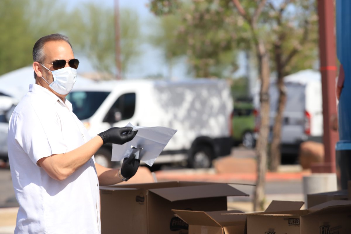 ClarkCountySch's tweet image. Ensuring students get the necessary tools needed to learn. Chromebooks were distributed today at @cspringsnlv to nearby elementary schools. Teamwork! @SuptJaraCCSD