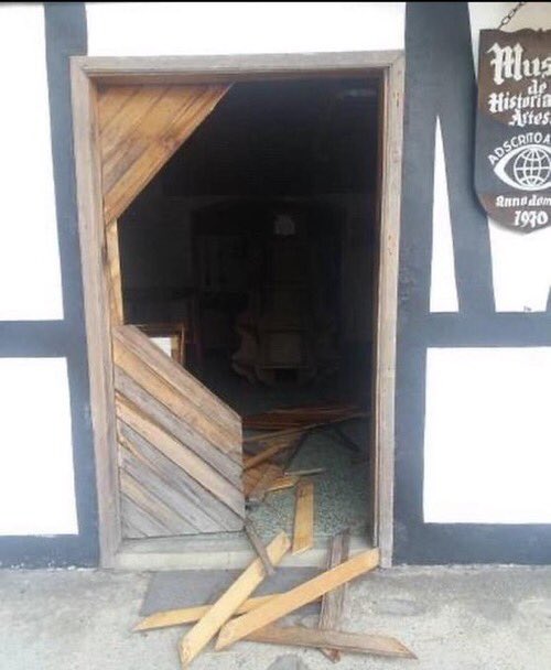 RCR750's tweet photo. Quienes adelantan operativo en la Colonia Tovar así dejaron las puertas del Museo Histórico. https://t.co/BWjwXfirwM