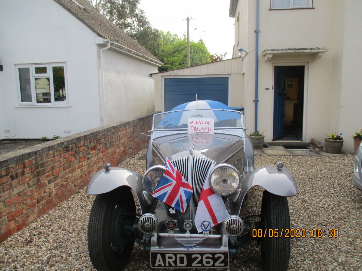 pre1940triumph's tweet photo. Some of our club members were getting in to the VE Day spirit on Friday 8th May, despite the strange socially distant times we’re currently in! Please email your photos to webmaster@pre-1940triumphmotorclub.org and editor@pre-1940triumphmotorclub.org #VEDay75 #triumph #prewar https://t.co/qzFbxlahK8