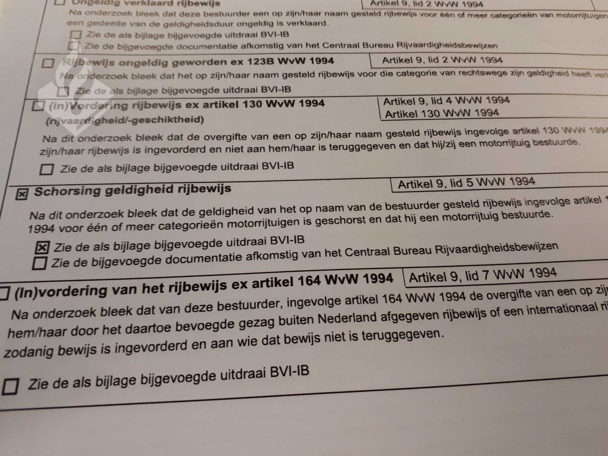 POL_RotterdamC's tweet photo. Een bestuurder op het Weena viel op omdat hij zijn telefoon vast hield tijdens het rijden. Bleek dat zijn rijbewijs was geschorst, hij geen legitimatiebewijs bij zich had en een paar boetes had open staan.....#motorteam ^BV https://t.co/5P6ww5Q3Kc