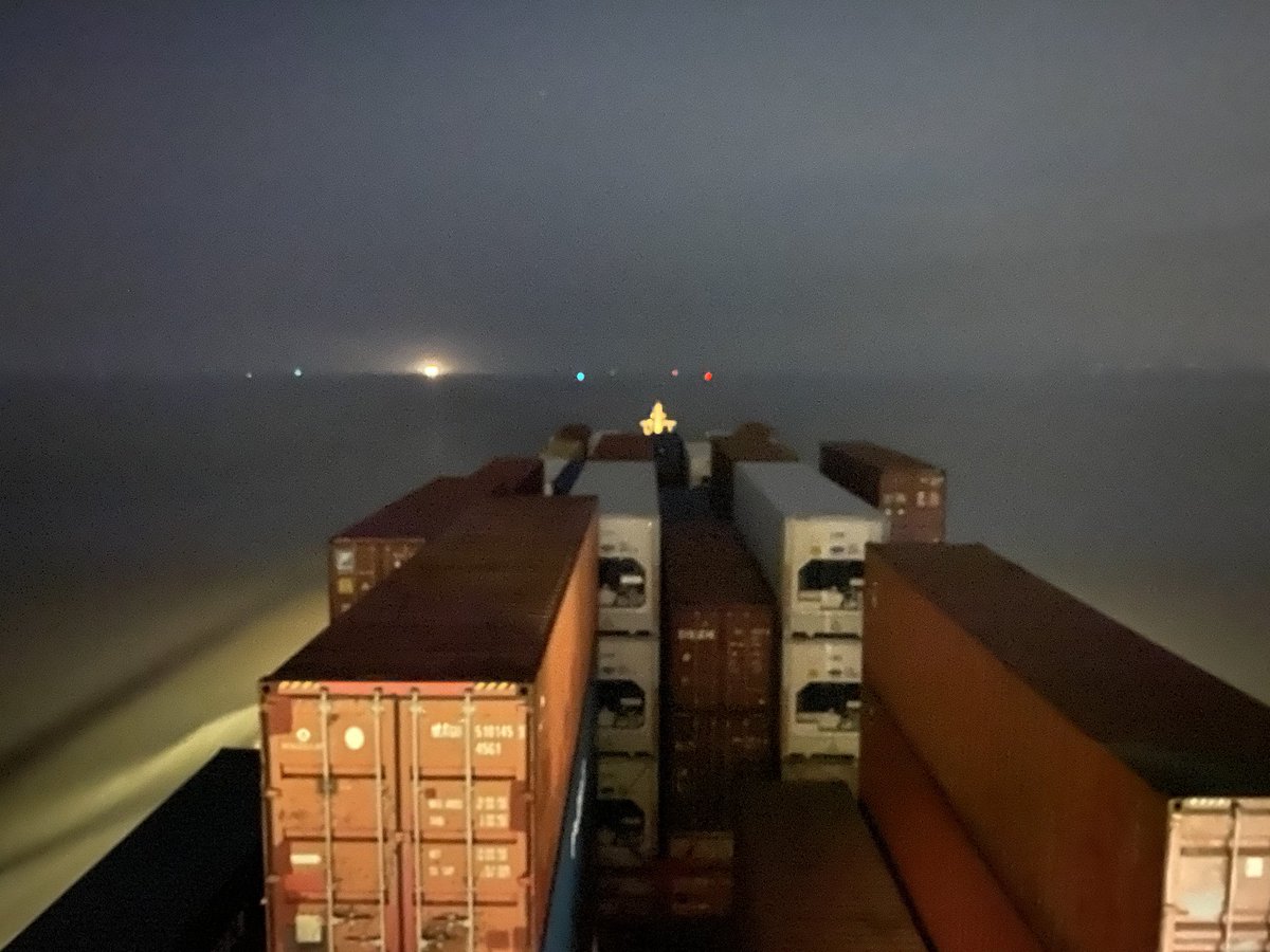 IcePilotUK's tweet photo. Good evening #Thames. Another vessel piloted by a UK Pilot, we keep working to bring in the Country essentials. #Shipping #Mariners #StaySafe #Pilotslife #keyworker #Stayhome #noshippingnoshopping #KeepTradeFlowing #COVID19UK #ShippingIndustry #TidalThames https://t.co/jRxOv2Yg41