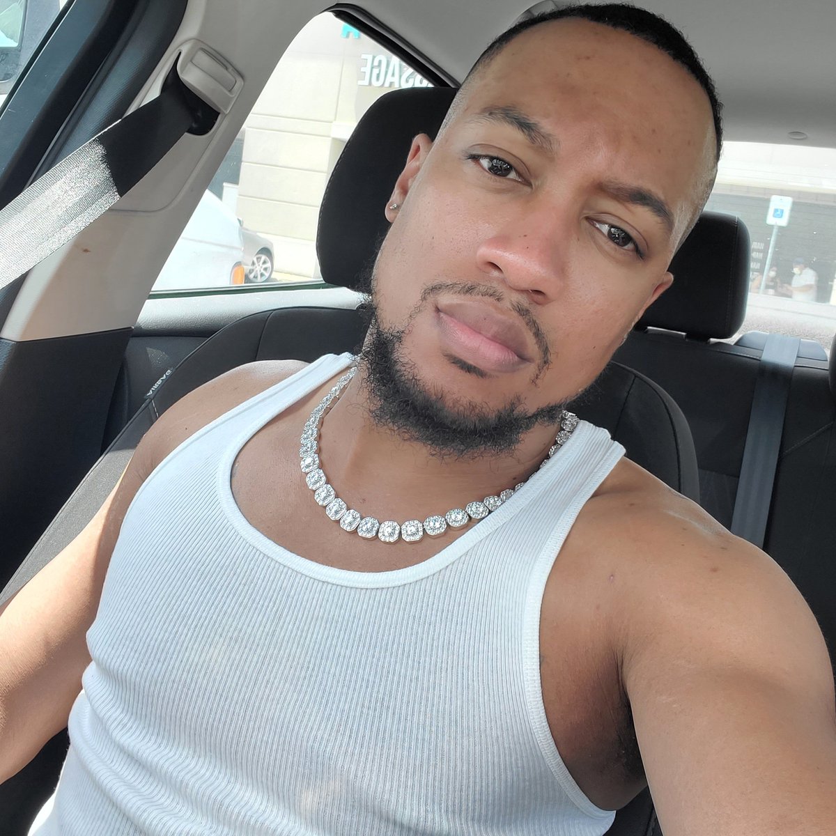 Da_Vampire2's tweet photo. In dez Dallas Streets ππ¦π₯° #gldgang #gldshop #daddy #quarantinelife #selfie #car #skin #glow #nofilter https://t.co/3Eu7V5Hmcv