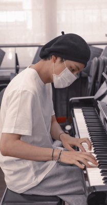 He's gonna teach u how to play the piano