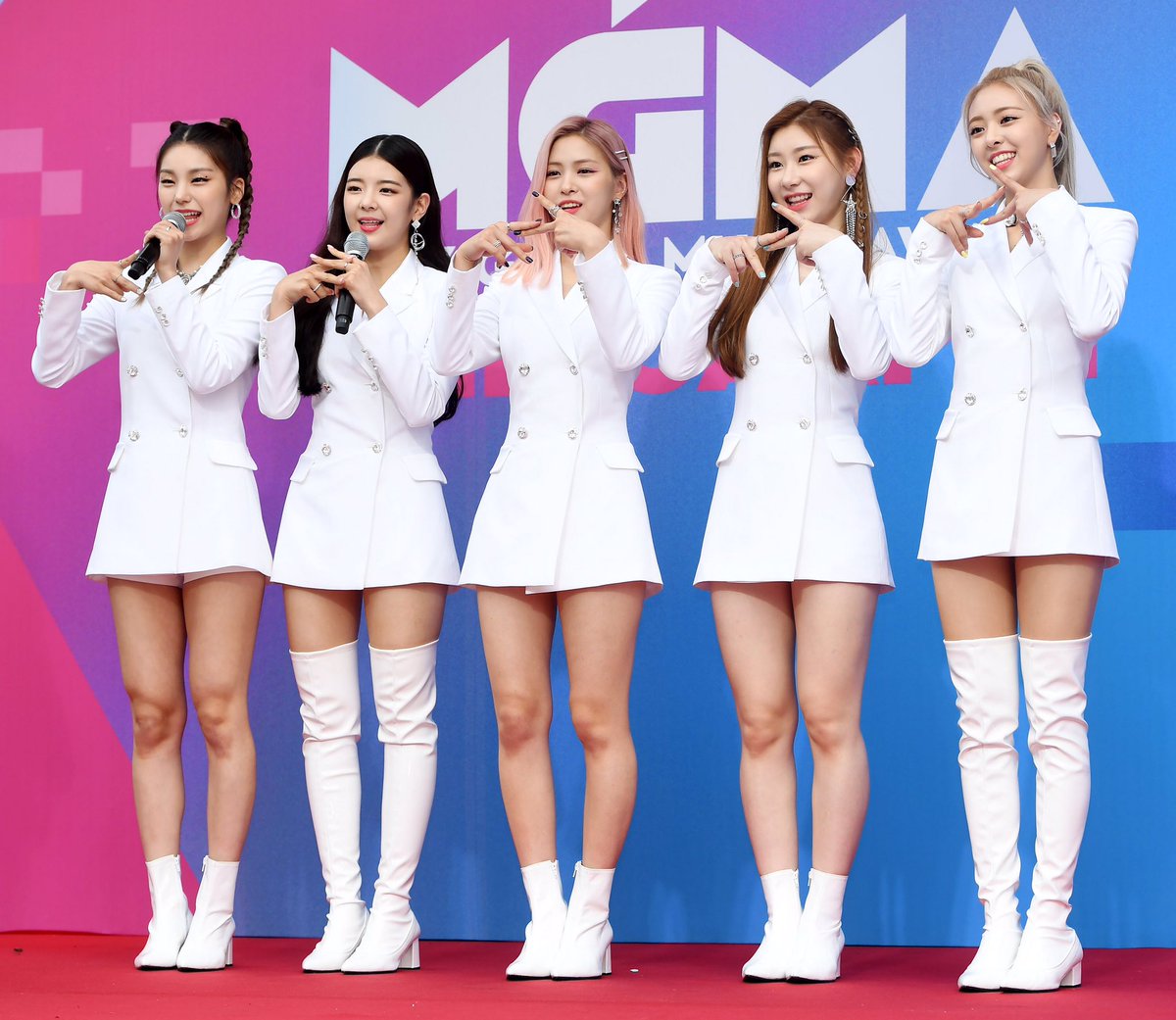 TheFUSlON's tweet photo. [#2026AMAs] RED CARPET

We’re very excited to be at the AMA’s for the first time! 💫 Also very excited to perform! 🔥 지금 조정하십시오. 💗 https://t.co/pjvsLurvd1
