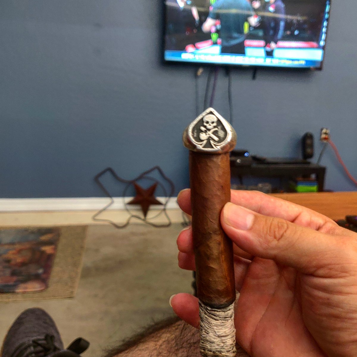 MartincdWfg's tweet photo. Round 1 to watch #UFC249 tonight is one of my favorites #CasaLovo #Chato #DoubleLigero  #CigarPorn #CigarLife #CigarLover #LovoLover https://t.co/FBO6RjjBLe