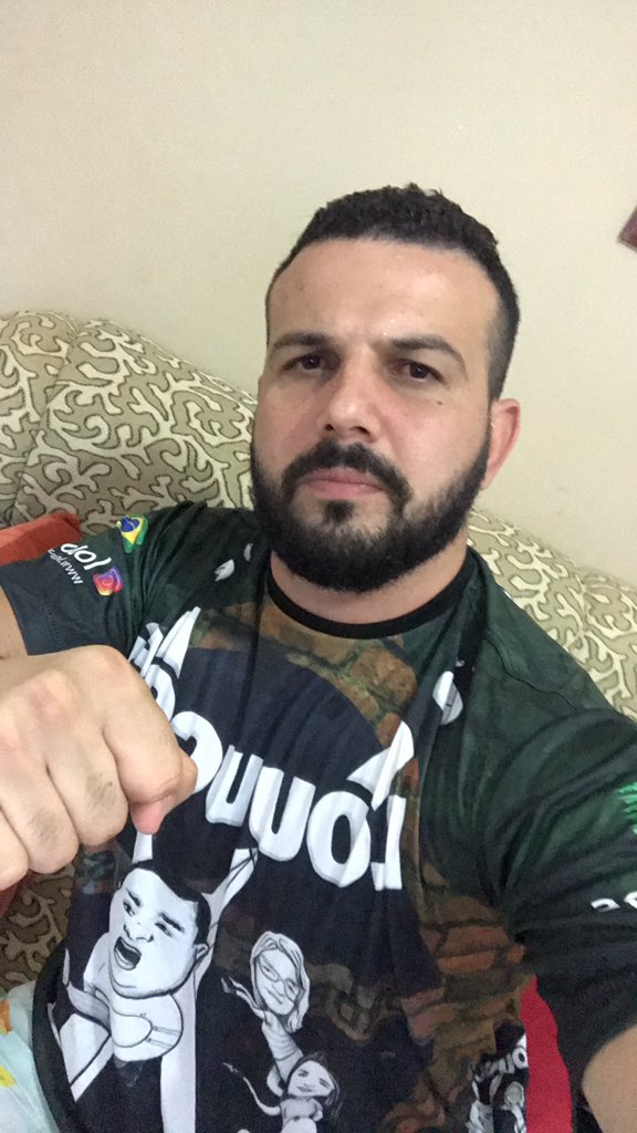 LemePitbul's tweet photo. #UFC249noCombate @FabricioWerdum vai cavalo @AndreAndrepires @louucos https://t.co/C1tkpySH96