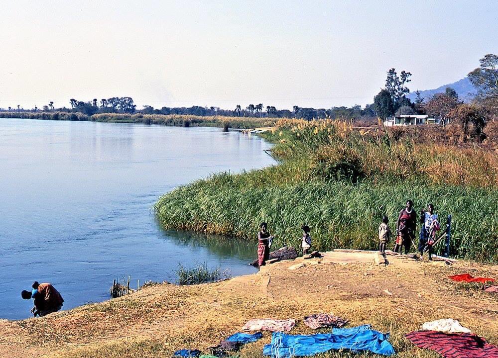 MichaelKOliver's tweet photo. Wash day along the #ShireRiver in southern #Malawi, from my first visit, 1968. Looks like a good spot for crocodiles to lurk. There's a river depth gauge at right, marked from 11 to 15 feet. https://t.co/Y5xtqke4xk