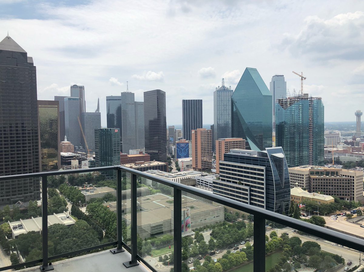 INTERIORPORN1's tweet photo. This apartment has so much space with a view ✌🏾 https://t.co/YyAJJPgFJv