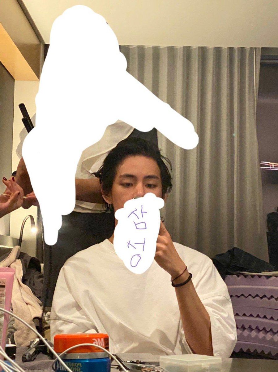 pixiethv's tweet photo. taehyung:                       locals:            
is a samsung                  "oMg hE cAnT
brand ambassador        aFfoRd An s20
hence censored             hOw PaThEtIc"
his iphone https://t.co/m34DCf7yI4