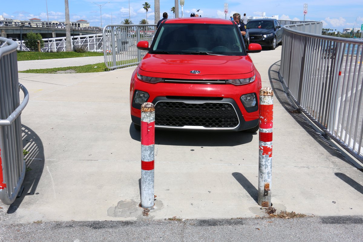 myclearwaterPD's tweet photo. Tarpon Springs driver faces multiple charges after driving on pedestrian pathway along Memorial Causeway, narrowly missing multiple bicyclists and pedestrians. Officers were able to take him into custody after he bolted from his car near the marina. https://t.co/yuQTa1exDV