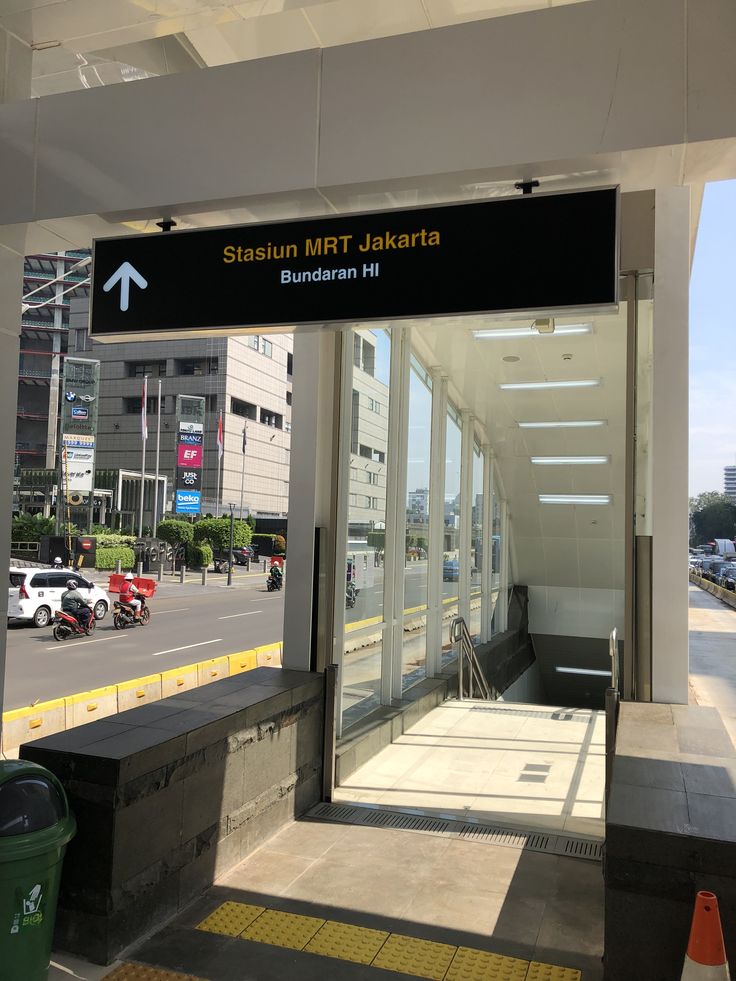 Stasiun;
Ada yang datang, ada pula yang pergi.
Ada yang kembali, dan ada pula yang tak pernah kembali.