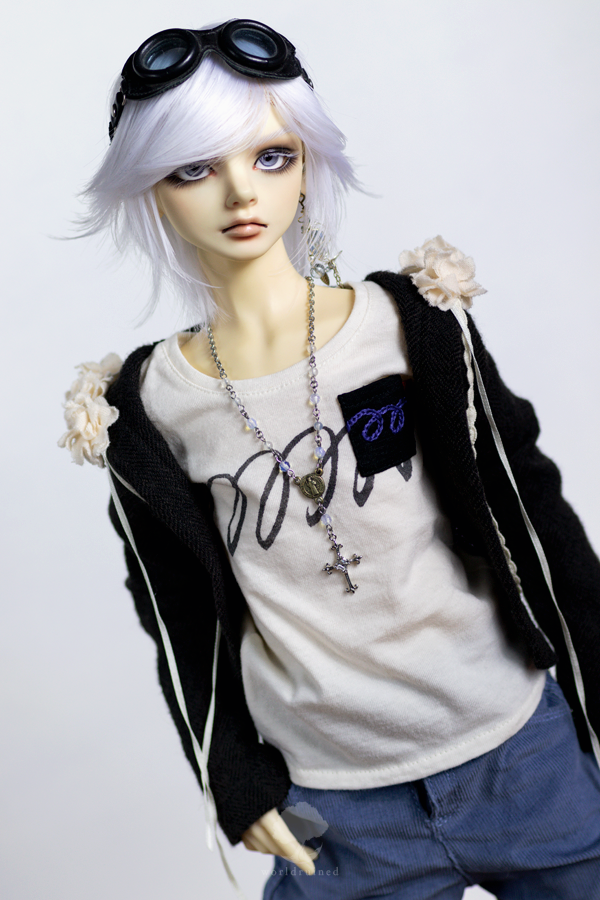 worldruined's tweet photo. Artificial lighting practice.
Jerolyn is a Sevy sculpt by @roserindoll ; faceup by #komorebidolls
shirt by @Flupinus
hooded jacket by @plus_dress
pants by @kyrie666_
goggles by #anotherspace
ear cuff by @dpschecks
rosary/necklace by ??? https://t.co/P0nMIzchGI
