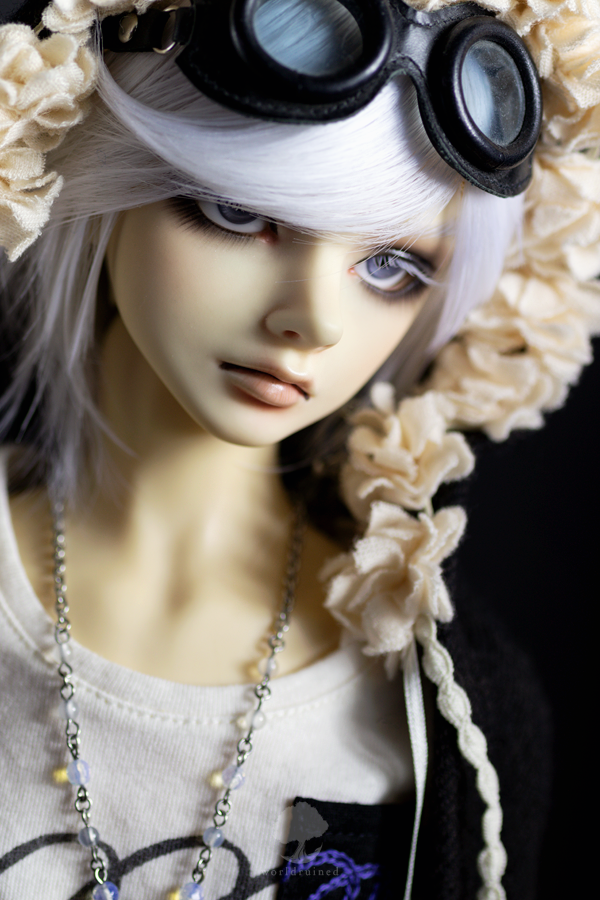 worldruined's tweet photo. Artificial lighting practice.
Jerolyn is a Sevy sculpt by @roserindoll ; faceup by #komorebidolls
shirt by @Flupinus
hooded jacket by @plus_dress
pants by @kyrie666_
goggles by #anotherspace
ear cuff by @dpschecks
rosary/necklace by ??? https://t.co/P0nMIzchGI