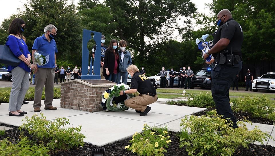 HattiesburgPD's tweet photo. Tonight, law enforcement officers gathered and honored fallen heroes, Officers Benjamin Deen &amp; Liquori Tate, who were taken from their friends, family &amp; community on May 9, 2015. 
5 years later, we gathered to place a wreath in their honor. #ThinBlueLine https://t.co/SICKyH3DMF