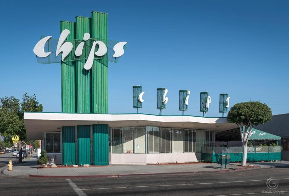 rotarydials's tweet photo. here to tell you that the architectural design people most associate with the 1950's was referred to as "googie" and im also here to tell you that it also fucks https://t.co/Vl72GDRTCu