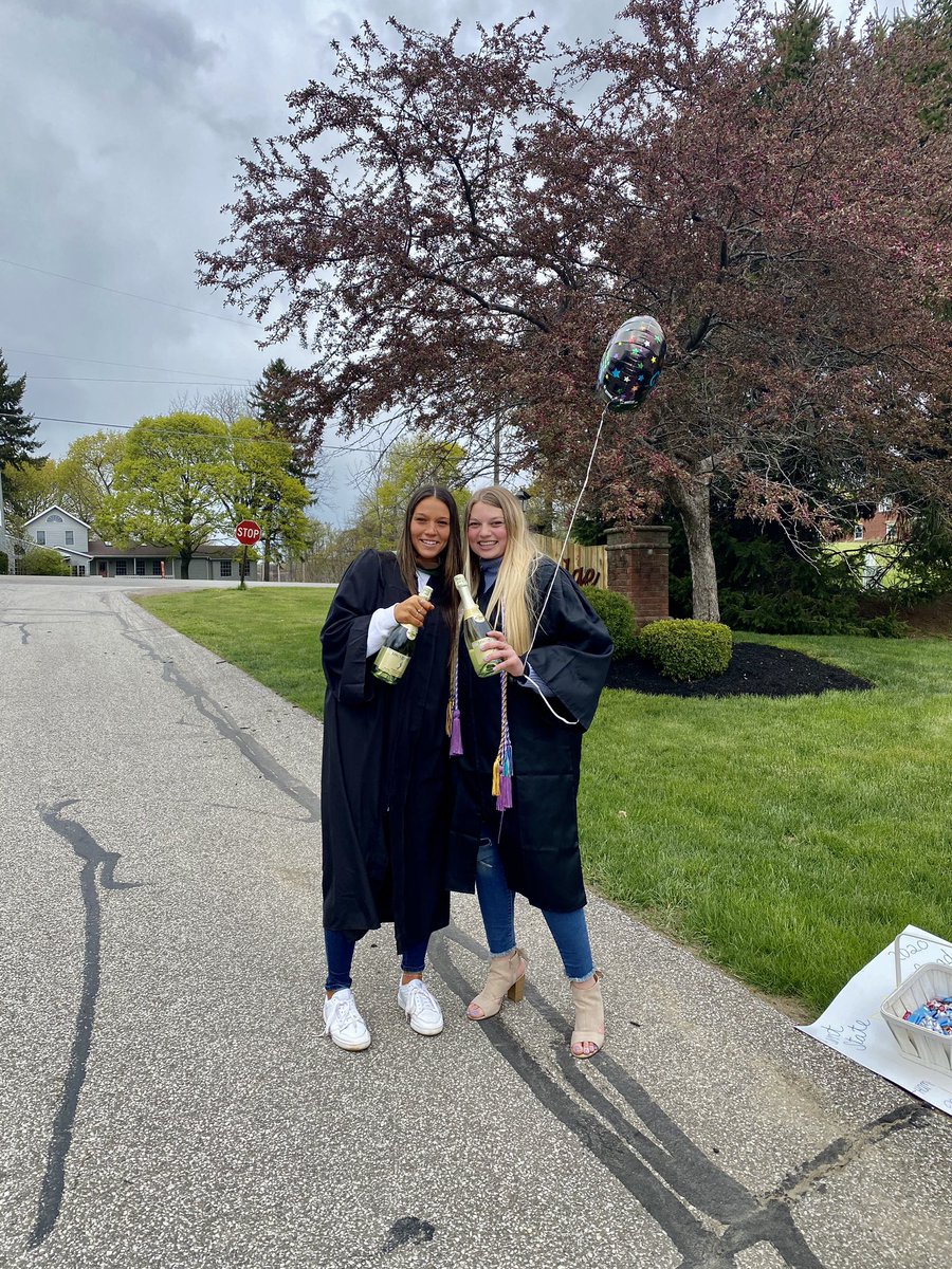 kaylabann3's tweet photo. Graduation wasn’t the same this year but my neighborhood sure knew how to make it special💕 https://t.co/8yAw7GnVc4