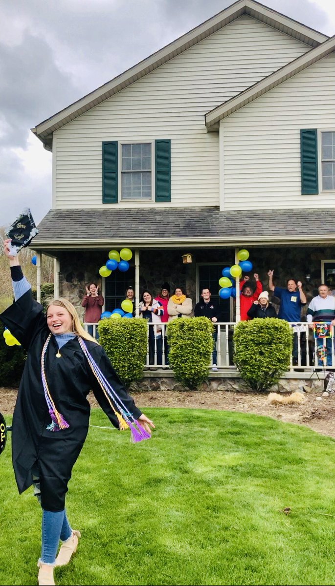 kaylabann3's tweet photo. Graduation wasn’t the same this year but my neighborhood sure knew how to make it special💕 https://t.co/8yAw7GnVc4