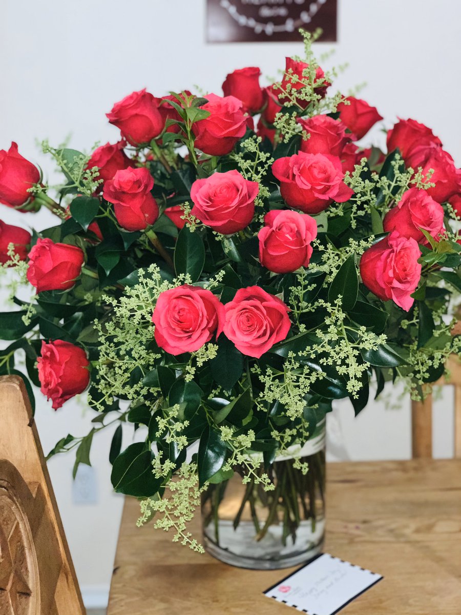 jadebrooksstone's tweet photo. Special delivery! 4 dozen beautiful long-stem roses... Hubby kept with tradition this year.. One dozen for each year I’ve been a mommy! ❤️ @dougstonetour https://t.co/y48XjeT0vo