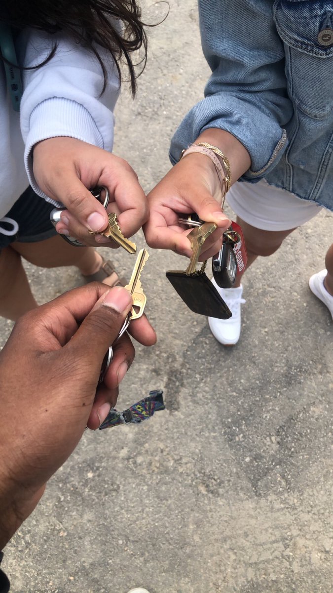_rawwwbert_'s tweet photo. New roomies plus a new crib!!! 🏡 https://t.co/X2LZnxQ1Sg