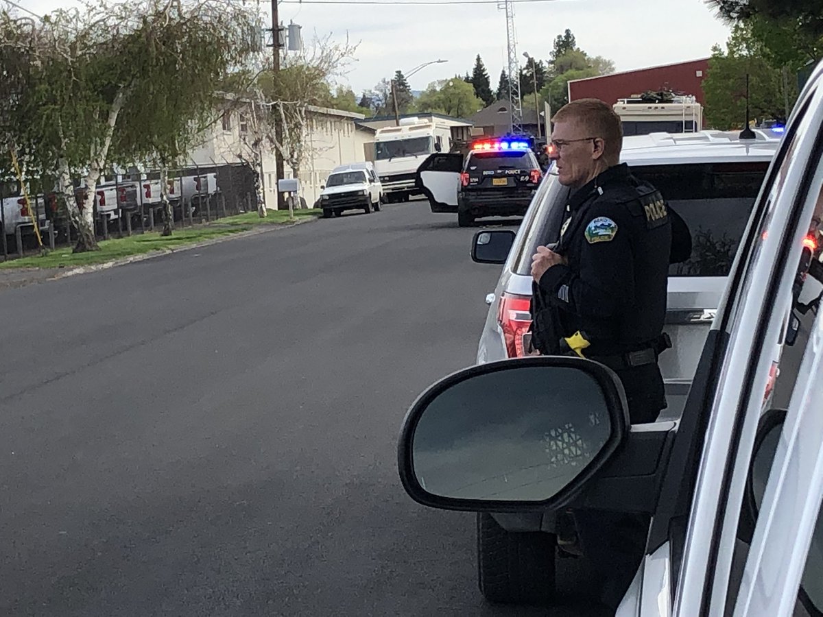 TysonKTVZ's tweet photo. Ongoing standoff at second street and Dekalb Ave @KTVZ https://t.co/G5Dn921ouf