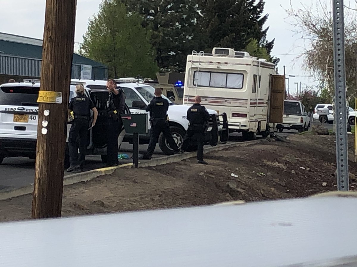 TysonKTVZ's tweet photo. Ongoing standoff at second street and Dekalb Ave @KTVZ https://t.co/G5Dn921ouf
