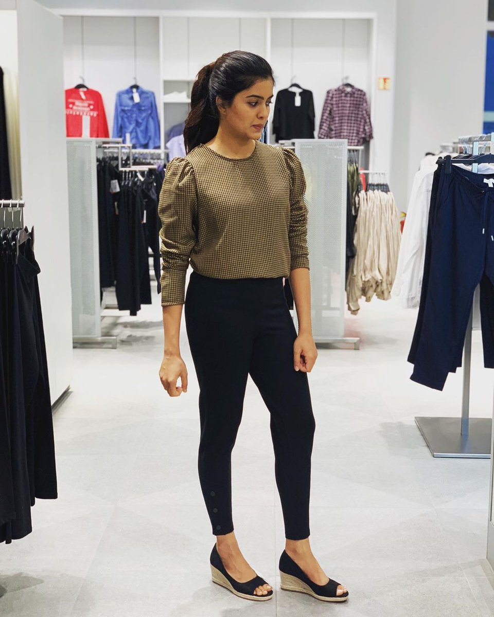 Namma hero and heroine  #Lift movie ku shopping panunapo clickiyathuIthula irunthu onu matum theriuthu padathula rendu perukum ore costume than polaAna  #Kavin itha select panala red  colour shirtIthu summa trail  #AmrithaAiyer ku ithu than pola  #WaitingforLift