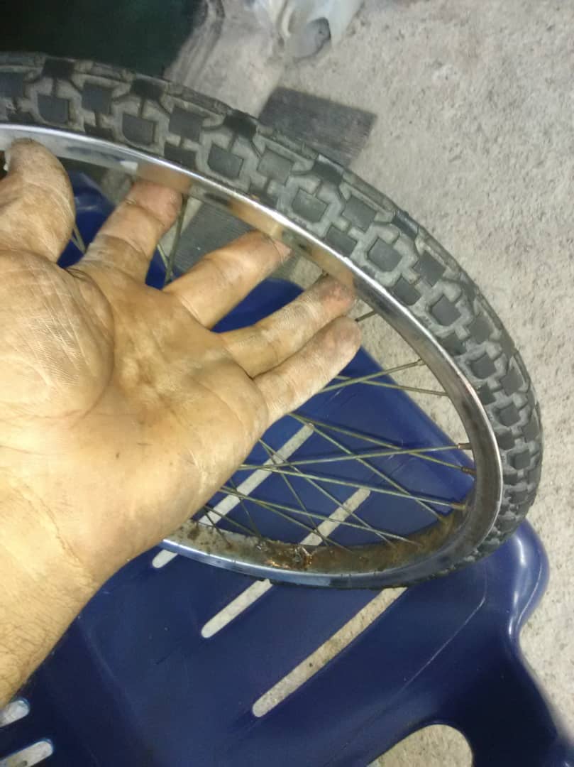 lapetiterose's tweet photo. Estoy demasiado orgullosa de mi viejo hermoso: inició un mini emprendimiento en Venezuela y se dedica a fabricar cauchos de bicicleta a mano, con restos de cauchos dañados. Me cuenta que ahora es famoso y todos están usando sus cauchos ❤️ soy un mar de admiración infinita 🥺 https://t.co/CaypzmIZGp