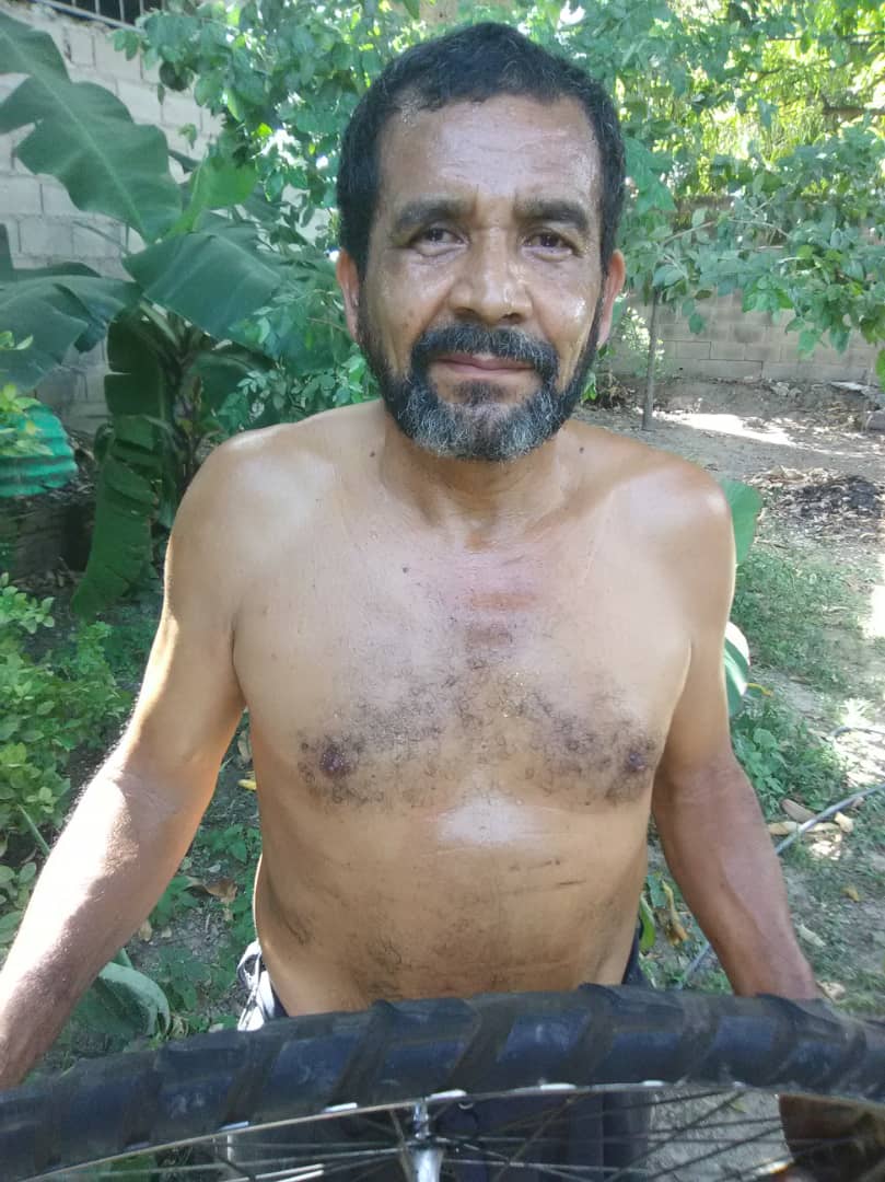 lapetiterose's tweet photo. Estoy demasiado orgullosa de mi viejo hermoso: inició un mini emprendimiento en Venezuela y se dedica a fabricar cauchos de bicicleta a mano, con restos de cauchos dañados. Me cuenta que ahora es famoso y todos están usando sus cauchos ❤️ soy un mar de admiración infinita 🥺 https://t.co/CaypzmIZGp