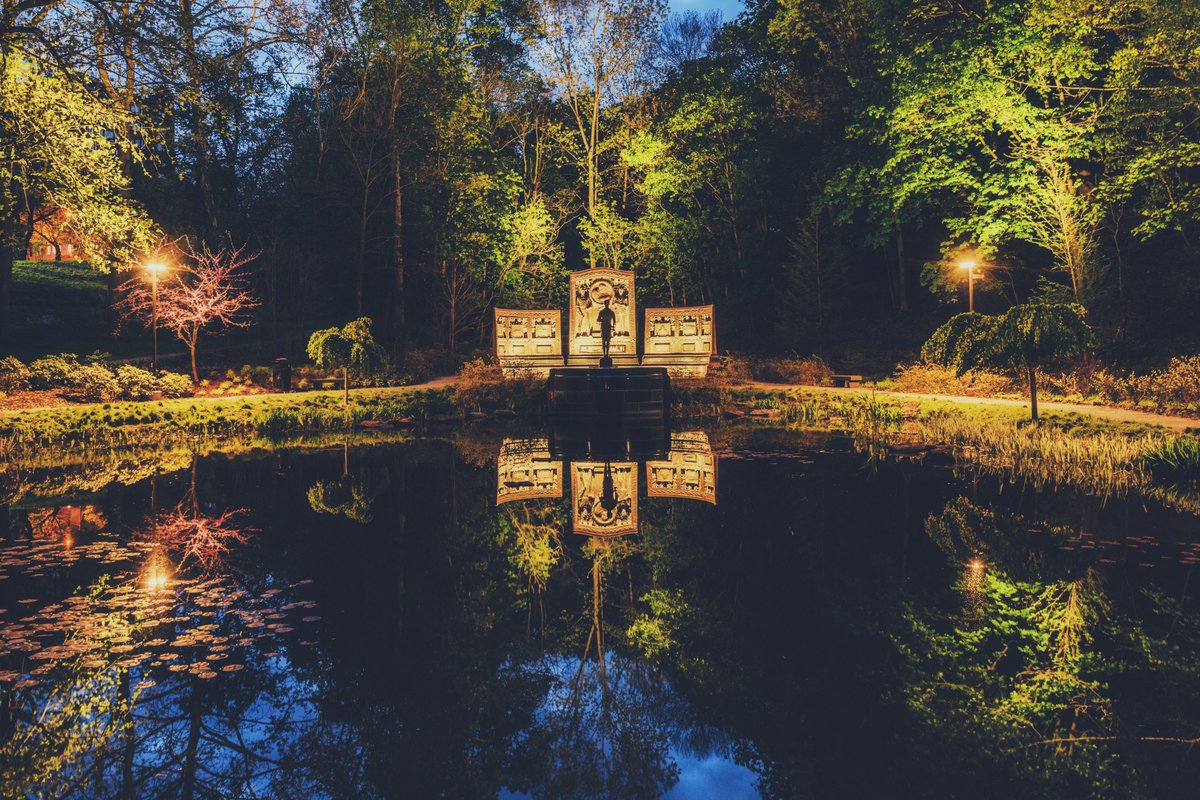 DaveDiCello's tweet photo. There aren't many places in #Pittsburgh that I can say I haven't shot before, but the Westinghouse Memorial In Schenley Park was one of them until this morning. I've made a bunch of stops there this year, and today the trees and lighting made for the perfect early morning view. https://t.co/JTrliqek9h