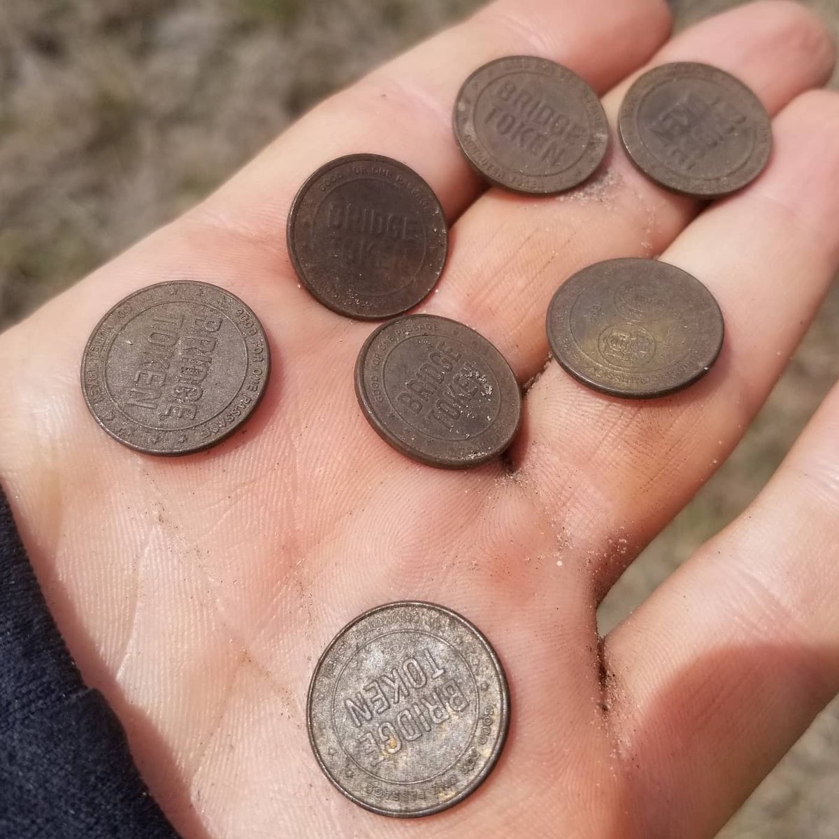 FINDER_BINDERS's tweet photo. #FINDERBINDERS #CoinSpill #Minelab #Equinox800 #MetalDetector #DiggingAdventures #ShoutOut #JerseyDigger #token #Bridge #Tokens #NJ #PA #DelawareRiver #Pennsylvania #NewJersey #DIGUS #Detectorist #digging #Saturdaynightcoinshow #USCOINS #dirtfishing #njhistory #preservehistory https://t.co/OPleJqx7F3