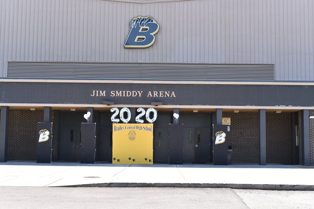 Bears00's tweet photo. Tonight was such an amazing night for so many people!  @THEREALBCNATION You are truly the best!  Class of 2020.... we love you guys and it was so great to see each of you!  God Bless and Go Bears! #reptheB #seniorparade2020 @BradleySchools https://t.co/fmE941QX1C