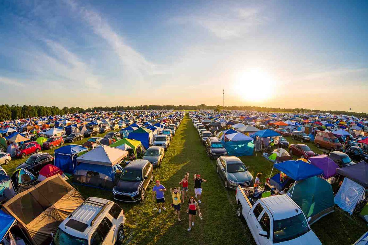 Camping music. Фестиваль зеленый Sziget кемпинг. Палаточный городок фестиваль. Палаточный лагерь на фестивале. Кемпинг палатки на фестивале.