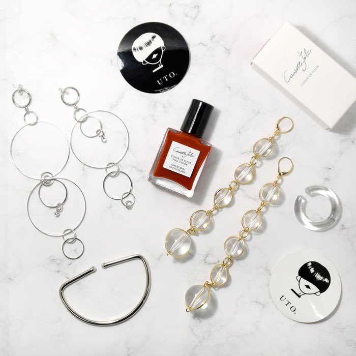 causettejoli's tweet photo. UTO @uto_accessory

個性的なイメージを作り出してくれるUTOさんのアクセサリー。ボリューム感があり意志の強さを感じさせるアクセサリーには、力強くハッキリとした赤が美しいSARUSUBERI NATSUSUGATAを。個性的なファッションにもマッチします。

https://t.co/UTVjQ04Nrt

 #プチブーケオンライン https://t.co/tbKoouG8oB