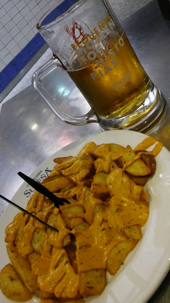 mmcanaves's tweet photo. Hace 2 años llegaba a #Madrid para ser parte de #Interactivos18 en @MedialabPrado. Esa primer noche cené una papas bravas en @La__Surena y hoy (con la fundamental colaboración de @andreameinardi) recreamos el momento para espantar la nostalgia. https://t.co/49B8YCQzLI