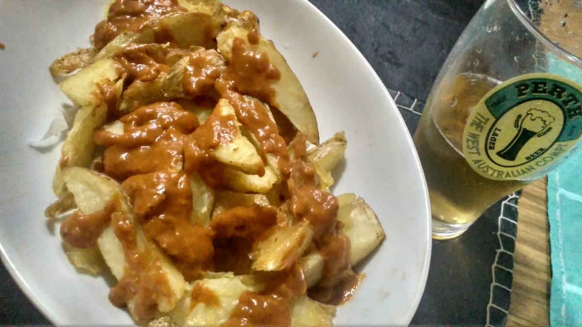 mmcanaves's tweet photo. Hace 2 años llegaba a #Madrid para ser parte de #Interactivos18 en @MedialabPrado. Esa primer noche cené una papas bravas en @La__Surena y hoy (con la fundamental colaboración de @andreameinardi) recreamos el momento para espantar la nostalgia. https://t.co/49B8YCQzLI