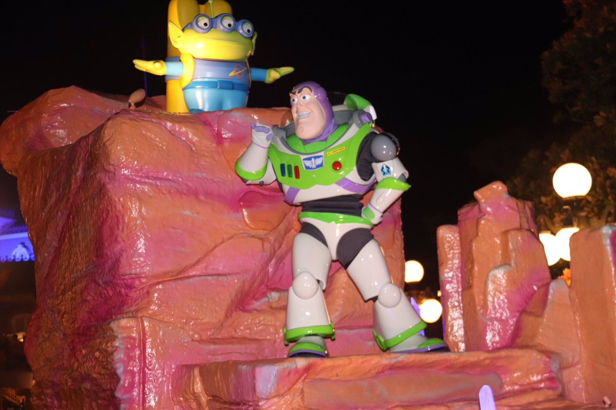 360DegreesofDis's tweet photo. To Infinity and Beyond! #BuzzLightyear #ToyStory #DisneyOuterSpace #DisneySpace #PizzaPlanet #LittleGreenMen #SqueezeToyAliens #WDW #WaltDisneyWorld #MK #MagicKingdom #BootoYou #Pixar #MNSSHP #MickeysNotSoScaryHalloweenParty #トイ・ストーリー #グリーン #バズライトイヤー https://t.co/UkbNt9DDVf