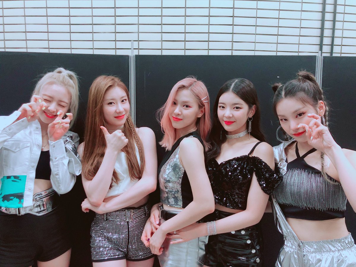 TheFUSlON's tweet photo. [#2026AMAs] BACKSTAGE

We can’t believe the #ICY era is officially over! ❄️ Ending the night with 2 AMAs and a final performance, we love you Bonds so much. 🤍 MWAH!!! https://t.co/eajbhJ4h1B