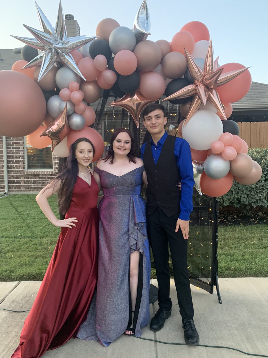 HamlinLyndsey's tweet image. Can’t go to prom, so parents brought prom to them. @ProsperHS