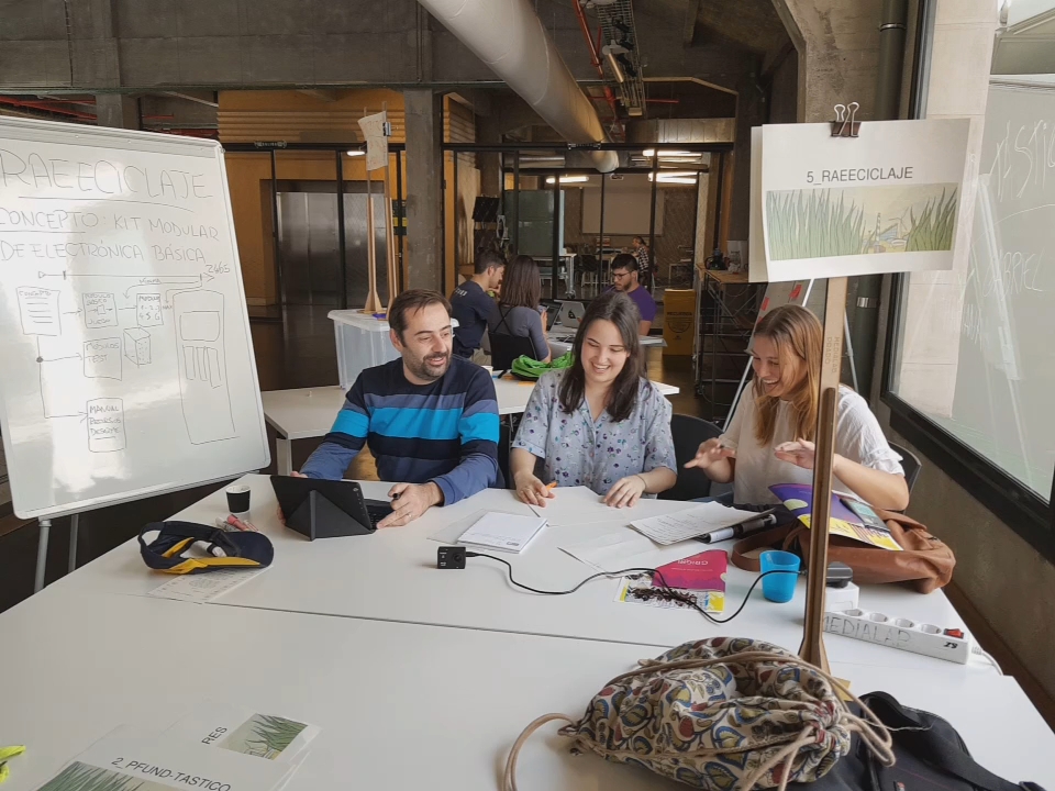 mmcanaves's tweet photo. Y al otro día comenzaba una gran experiencia el @MedialabPrado con #Raeeciclaje. @SoleLarroucau, María Suarez de Cepeda y un servidor!!! Y todos los #Interactivos18 💪💪💪 https://t.co/oFkyaT8yl7