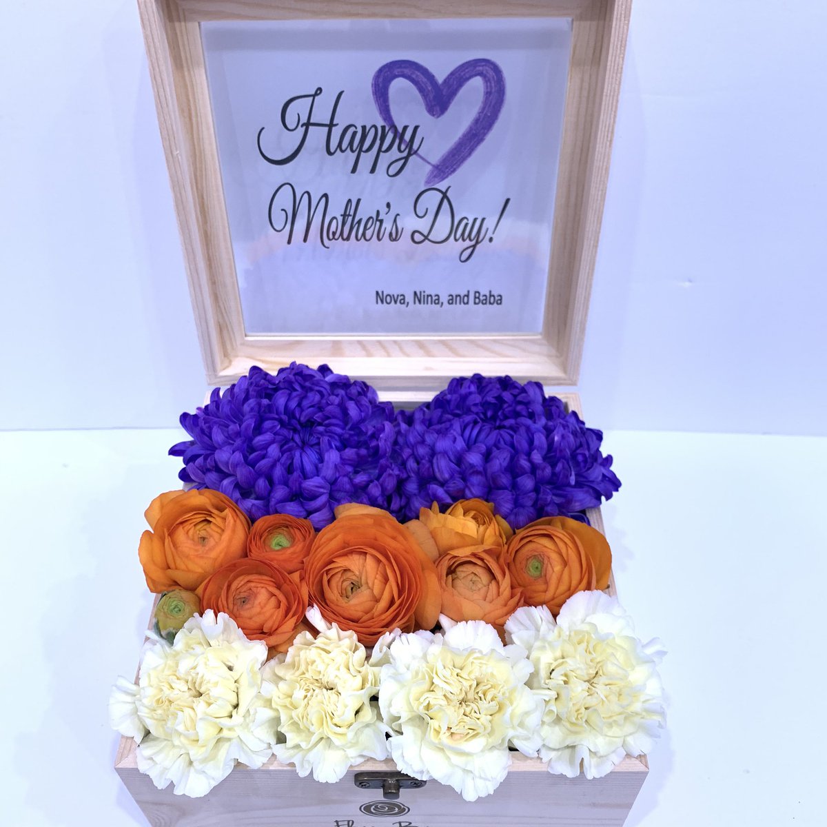 FloryBox's tweet photo. Colourful arrangement for mom, to vivid her day during the Lockdown #COVID19 #torontoflower #torontodelivery #boxedflower https://t.co/rRBhfBASjR