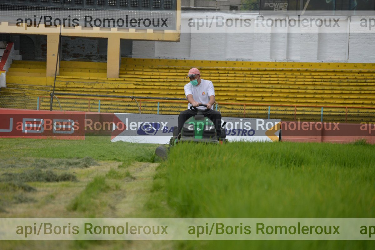 RRomolerux's tweet photo. Desde el lunes 4 de mayo personal de FEDEAZUAY realiza el corte del césped del estadio Alejandro Serrano Aguilar con maquinaria del Club D.Cuenca. https://t.co/ZUop1pEsep