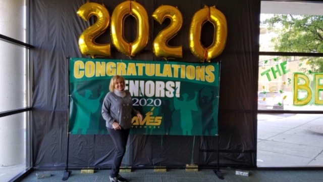 TheRealMrMader's tweet photo. Great job to our senior PTO committee decorating a special entry for c/o 2020 before commencements! Thank you! @anndk44 @Mr_BSweeney @SycamoreSchools @SHSLeaf https://t.co/KCYSHdqWHX