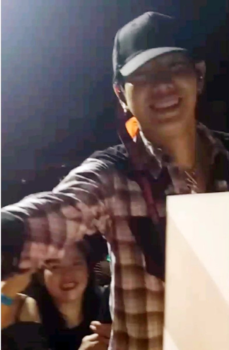 PoomPalit's tweet photo. อยู่ๆก็มีนุชรีขึ้นมา จำได้ว่าคืนนั้นพอเฮียมาตอบเรากดจองตั๋วกลับไทยเลย🤣ขหลังจากเฮียทราบว่าไปหาจริงๆ ดูสิยิ้มแก้มปริเลยเฮียพยายามจะกอดเราในร้านแต่ติดโต๊ะ พอออกมาจะขึ้นรถเฮียเห็นอีกเลยเข้ามากอด นุชเรารักถูกคนแล้วรู้ไหม เขาน่ารักที่สุด เขารักนุชทุกคน #เป๊กผลิตโชค #PeckPalitchoke https://t.co/UTmJuI9VCQ