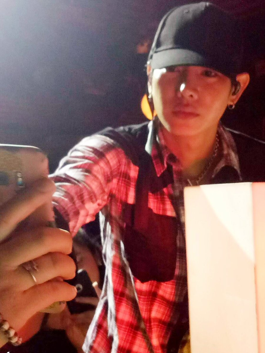 PoomPalit's tweet photo. อยู่ๆก็มีนุชรีขึ้นมา จำได้ว่าคืนนั้นพอเฮียมาตอบเรากดจองตั๋วกลับไทยเลย🤣ขหลังจากเฮียทราบว่าไปหาจริงๆ ดูสิยิ้มแก้มปริเลยเฮียพยายามจะกอดเราในร้านแต่ติดโต๊ะ พอออกมาจะขึ้นรถเฮียเห็นอีกเลยเข้ามากอด นุชเรารักถูกคนแล้วรู้ไหม เขาน่ารักที่สุด เขารักนุชทุกคน #เป๊กผลิตโชค #PeckPalitchoke https://t.co/UTmJuI9VCQ