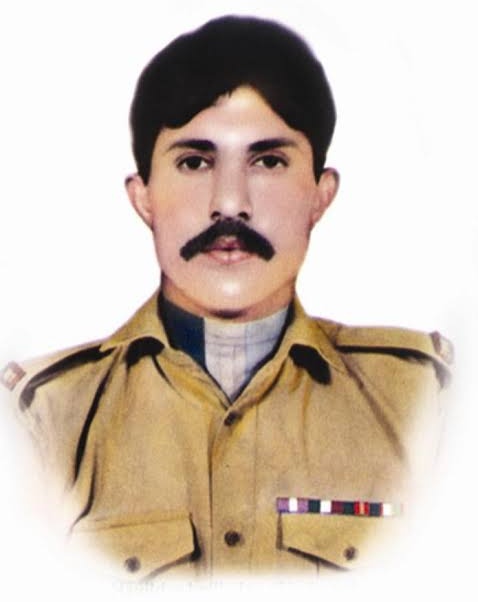 iM___Pakistan's tweet photo. حوالدار لالک جان شہید میٹرک کے بعد فوج میں بھرتی ہوئے۔
گلگت بلتستان کی وادی یاسین میں پیدا ہوئے (1967_1999)
حوالدار لالک جان شہید نے کارگل کے معرکے میں جرات و بہادری کی اعلیٰ مثال قائم کی اور شہادت پائی۔

_9_ https://t.co/Osyr6zlOxo
